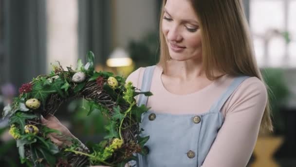 Tilt Shot Young Woman Holding Easter Flower Wreaths Showing Camera — Stock Video