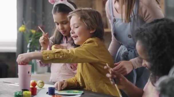 Handheld Shot Van Jonge Vrouw Die Kinderen Controleert Helpt Bij — Stockvideo