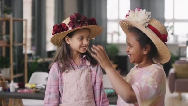 Retrato Meninas Bonitos Chapéus Palha Decorados Com Flores Sorrindo Posando — Vídeo de Stock