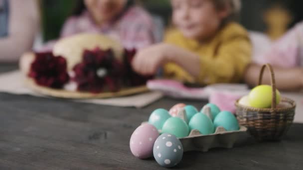 Gros Plan Des Œufs Pâques Teints Carton Panier Sont Sur — Video