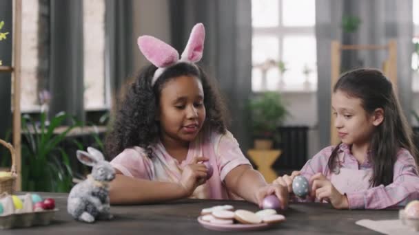 Orta Halli Neşeli Kızlar Masada Oturup Sohbet Ederken Boyalı Paskalya — Stok video
