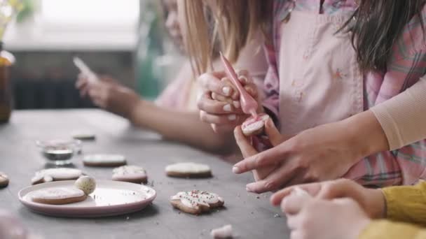 Foto Sección Media Una Joven Irreconocible Ayudando Chica Decorar Galleta — Vídeo de stock