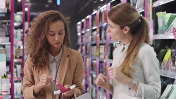 Kozmetik Dükkanında Ruj Seçerken Sohbet Eden Iki Güzel Beyaz Kadının — Stok video