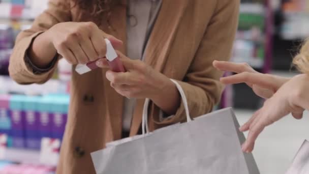 Kozmetik Dükkanında Elinde Farklı Tonlarda Test Cihazları Bulunan Tanınmayan Kadınların — Stok video