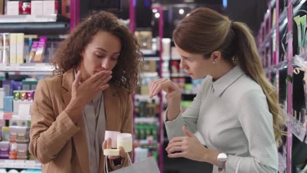 Çekici Kadının Kozmetik Mağazasından Güzellik Ürünleri Alırken Yüz Kremi Örneklerini — Stok video