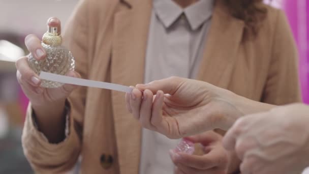 Orta Bölüm Güzellik Salonundan Yeni Parfüm Seçen Kurutma Makinesine Sıkan — Stok video