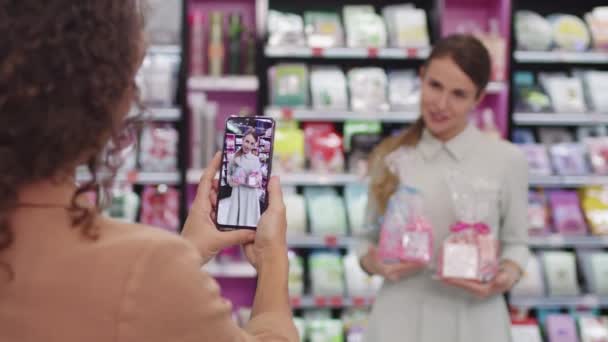 Přes Rameno Střední Záběr Pomalým Fotografování Ženy Smartphonu Její Přítelkyně — Stock video