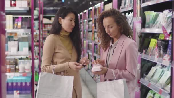Slow Motion Střední Snímek Atraktivní Multietnické Ženy Stojící Obchodě Kosmetikou — Stock video