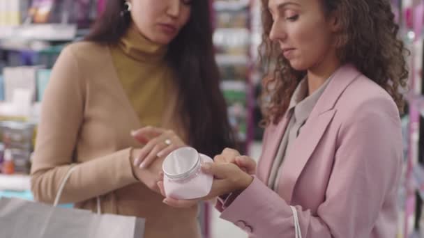 Yavaş Çekimde Kozmetik Mağazasında Alışverişine Çıkan Cilt Bakım Ürünleri Deneklerini — Stok video
