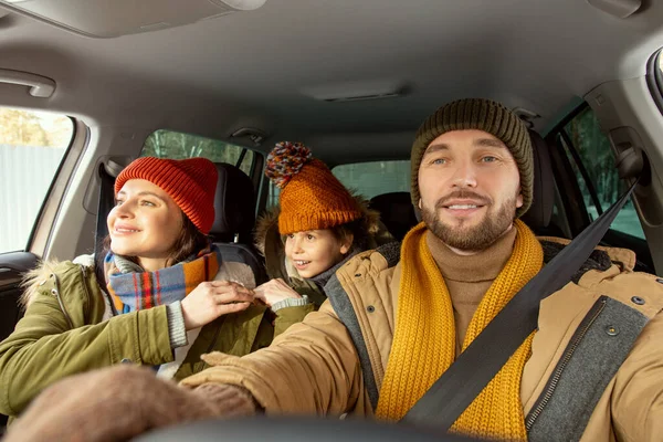 Glad Ung Aktiv Man Varma Vinterkläder Tittar Genom Framrutan Bilen — Stockfoto