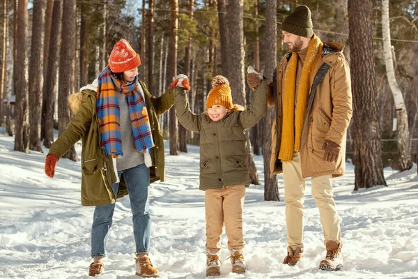 Felices Padres Jóvenes Ropa Invierno Caliente Sosteniendo Linda Hija Sonriente —  Fotos de Stock