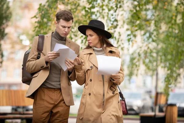 Dois Jovens Economistas Sérios Casualwear Inteligente Olhando Através Papéis Discutindo — Fotografia de Stock