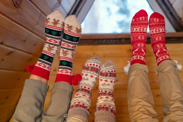 Piernas Familia Contemporánea Padre Madre Hija Vaqueros Beige Calcetines Navidad — Foto de Stock