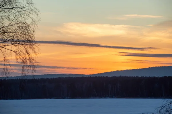 Gyönyörű Naplemente Fagyos Téli Estén Vidéken Hegyekkel Befagyott Tóval Vagy — Stock Fotó