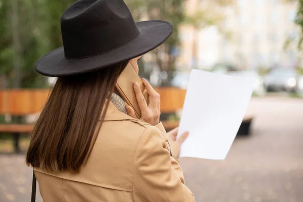 Vista Posterior Joven Mujer Negocios Elegante Gabardina Beige Sombrero Negro —  Fotos de Stock