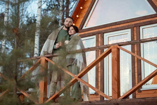 Jeune Homme Femme Affectueux Enveloppés Plaid Debout Côté Leur Maison — Photo