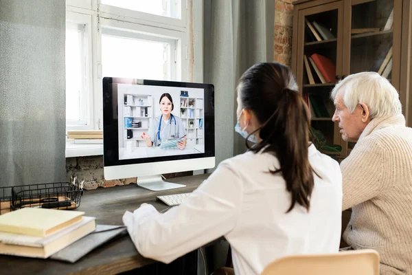 Hombre Mayor Enfermo Joven Médico General Sentado Frente Monitor Computadora — Foto de Stock