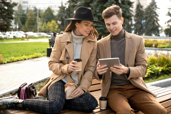 Giovane Donna Riposante Guardando Schermo Dello Smartphone Tenuto Dal Suo — Foto Stock