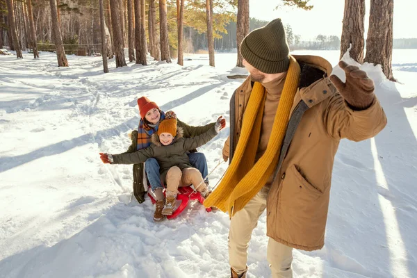 Glada Ung Man Varma Vinterkläder Dra Släde Med Sin Skrattande — Stockfoto