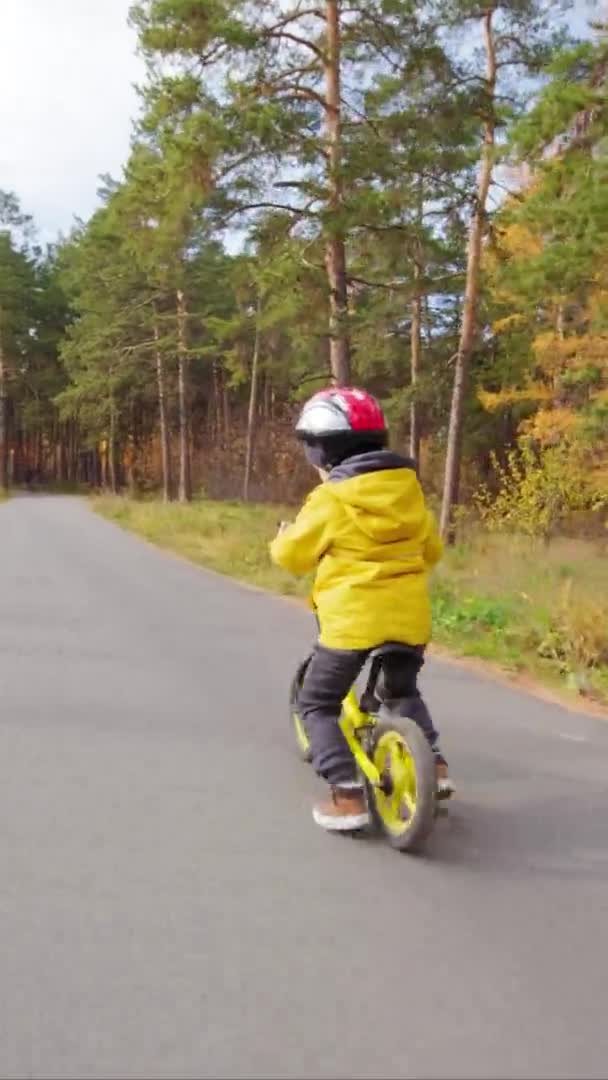 Vertikale Kamerafahrt Von Niedlichem Kleinen Jungen Helm Der Einem Sonnigen — Stockvideo