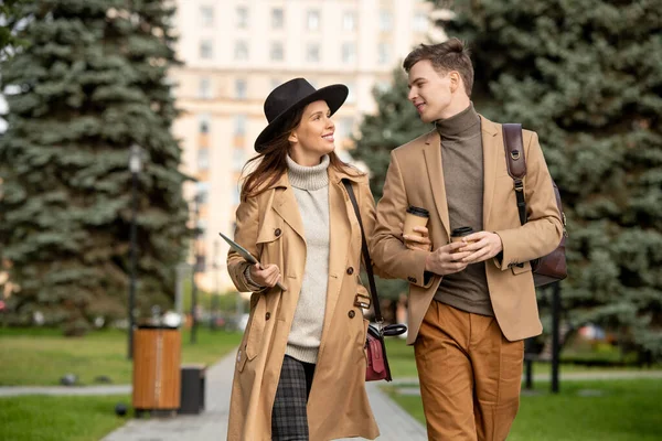 Giovani Appuntamenti Felici Casualwear Beige Parlando Prendendo Caffè Movimento Ambiente — Foto Stock