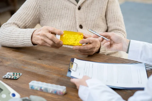 Manos Del Hombre Mayor Ropa Casualwear Sosteniendo Botella Pastillas Sobre — Foto de Stock