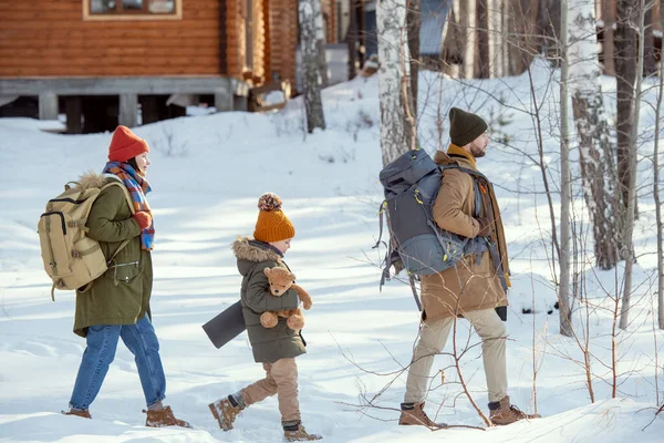 Ung Man Med Ryggsäck Hans Fru Och Deras Söta Lilla — Stockfoto