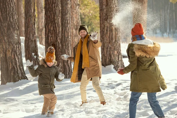 Cheerful Young Man His Wife Cute Little Daughter Warm Winterwear — Stock Photo, Image