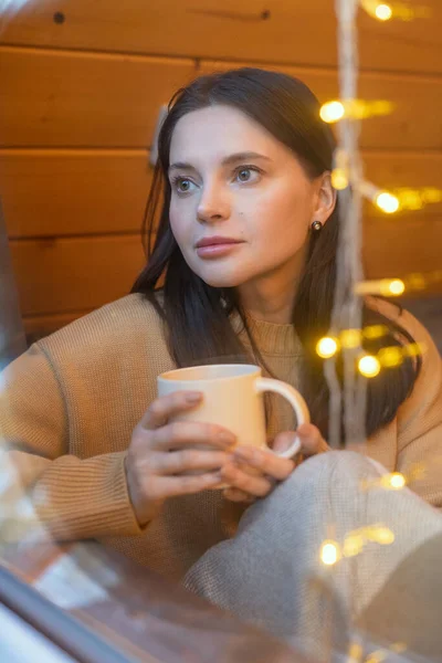 Młody Spokojny Brunetka Kobieta Sweter Mając Gorącą Herbatę Siedząc Przy — Zdjęcie stockowe