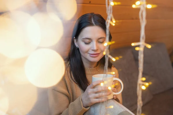 Jonge Serene Brunette Vrouw Met Mok Hete Thee Zitten Bank — Stockfoto