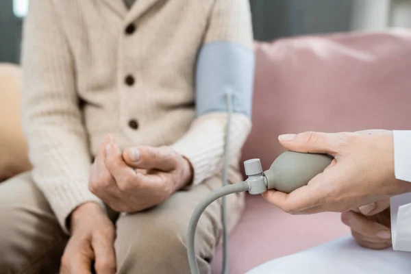 Hand Ung Kvinnlig Läkare Trycka Pump Tonometer Samtidigt Mäta Blodtrycket — Stockfoto