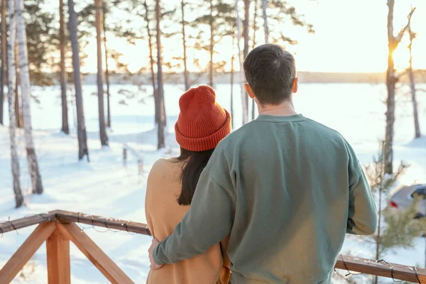 Bakifrån Ung Tillgiven Man Tröja Omfamna Sin Fru Medan Båda — Stockfoto