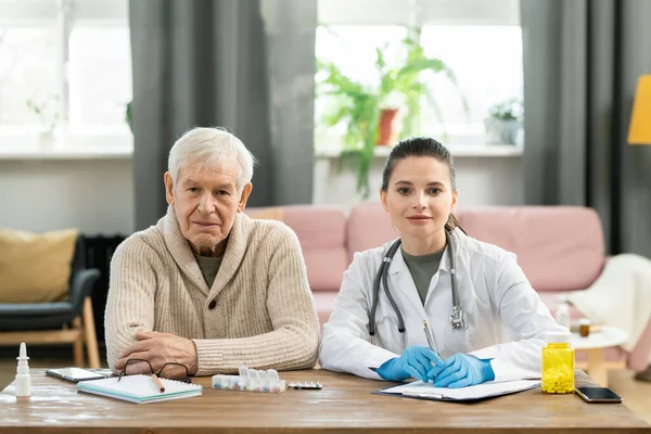 Malato Anziano Maschio Paziente Casualwear Giovane Medico Femminile Whitecoat Guanti — Foto Stock