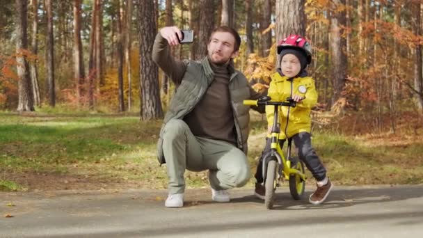 Střední Záběr Šťastný Otec Přičemž Selfie Svým Roztomilým Letý Chlapec — Stock video