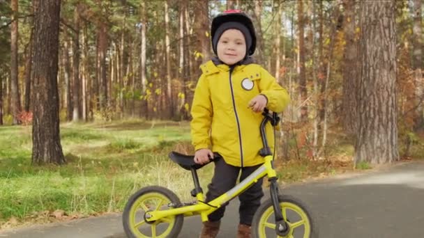 Pan Porträttbild Söt Årig Pojke Med Balans Cykel Står Asfalterad — Stockvideo