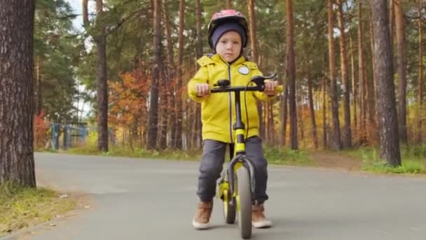 Sledování Záběr Roztomilé Letý Chlapec Helmě Koni Bilance Kolo Podél — Stock video