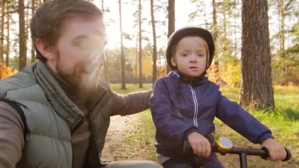 Babamızın Kamerayla Çekilmiş Görüntüsü Kendini Kasklı Yaşındaki Tatlı Oğlunu Güneşli — Stok video