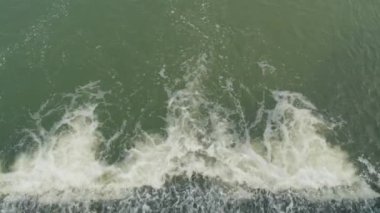 Nehir suyunun barajın taşmasından köpüren ve akan en üst görüntüsü.