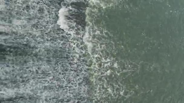ダムの水路から流れる川の水のトップビュー — ストック動画