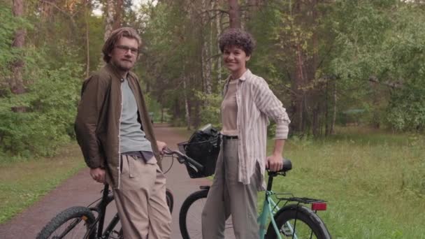 촬영젊은스 커플의 숲에서 자전거를 — 비디오