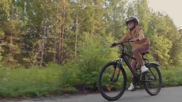 Piste Frontale Avec Ralenti Garçon Ans Faisant Vélo Sur Sentier — Video