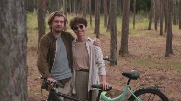 속에서 자전거를 카메라를 미소짓는 부부의 느림보인 초상화 — 비디오