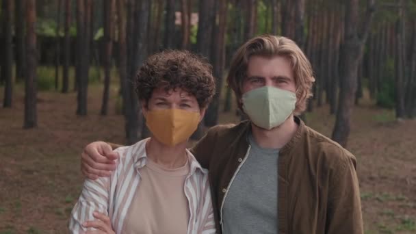 Portrait Ralenti Jeune Couple Caucasien Masques Coton Debout Dans Forêt — Video