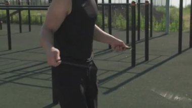 Yazın spor sahasında ip atlayan Kafkasyalı genç sporcunun el kamerasıyla çekilmiş fotoğrafı.