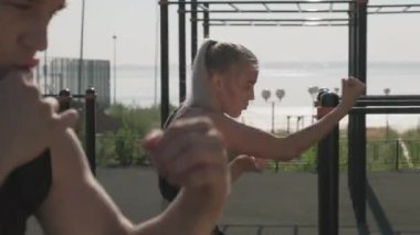 Spor yapan çiftin el kamerasında yazın dışarıda içki antrenmanı yaparken, spor sahasında antrenman yaparken çekilmiş.