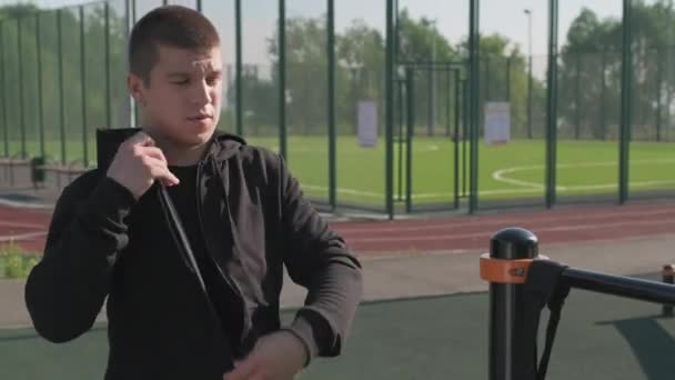 Handhållen Medium Skott Ung Kaukasisk Atletisk Man Anländer Till Idrottsplats — Stockvideo