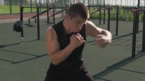 Spor Sahasında Boks Antrenmanı Yapan Konsantre Genç Sporcunun Kamerası Görüntüsü — Stok video