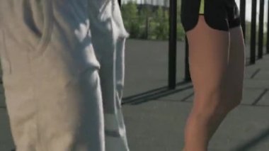 Aktif sporcu çiftin yaz aylarında spor sahasında idman yaparken halat atlama çalışmalarını çekiyoruz.