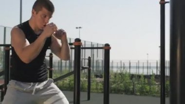 Spor sahasında boks antrenmanı yapan genç erkek boksörlerin el kamerası görüntüsü.