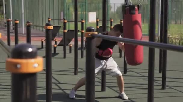 Opeenvolging Van Opnamen Van Jonge Kaukasische Sportman Training Buiten Sportterrein — Stockvideo